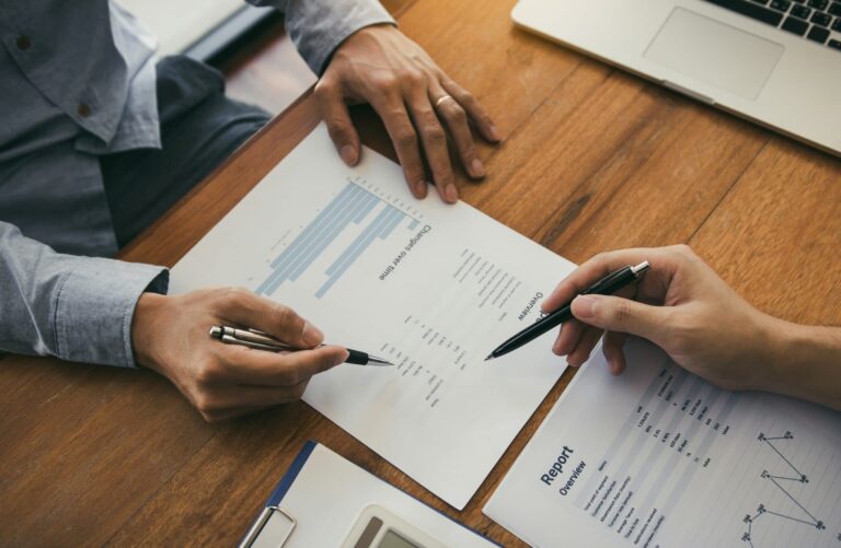 managers are using tablets to analyze sales cost reports and explain summary reports e1661942443240 768x501.jpg
